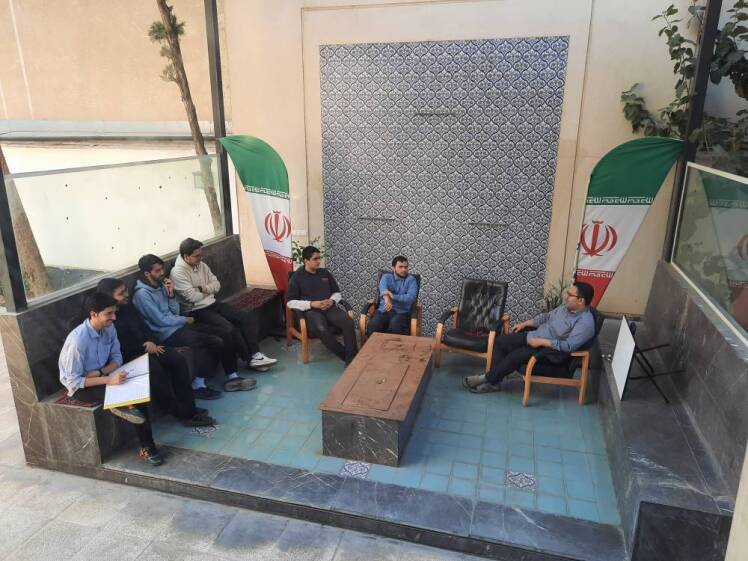 برگزاری جلسات مشاوره گروهی و فردی